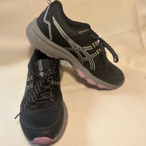 Asics Women's Gel Venture 8 black athletic shoe.  Size 8